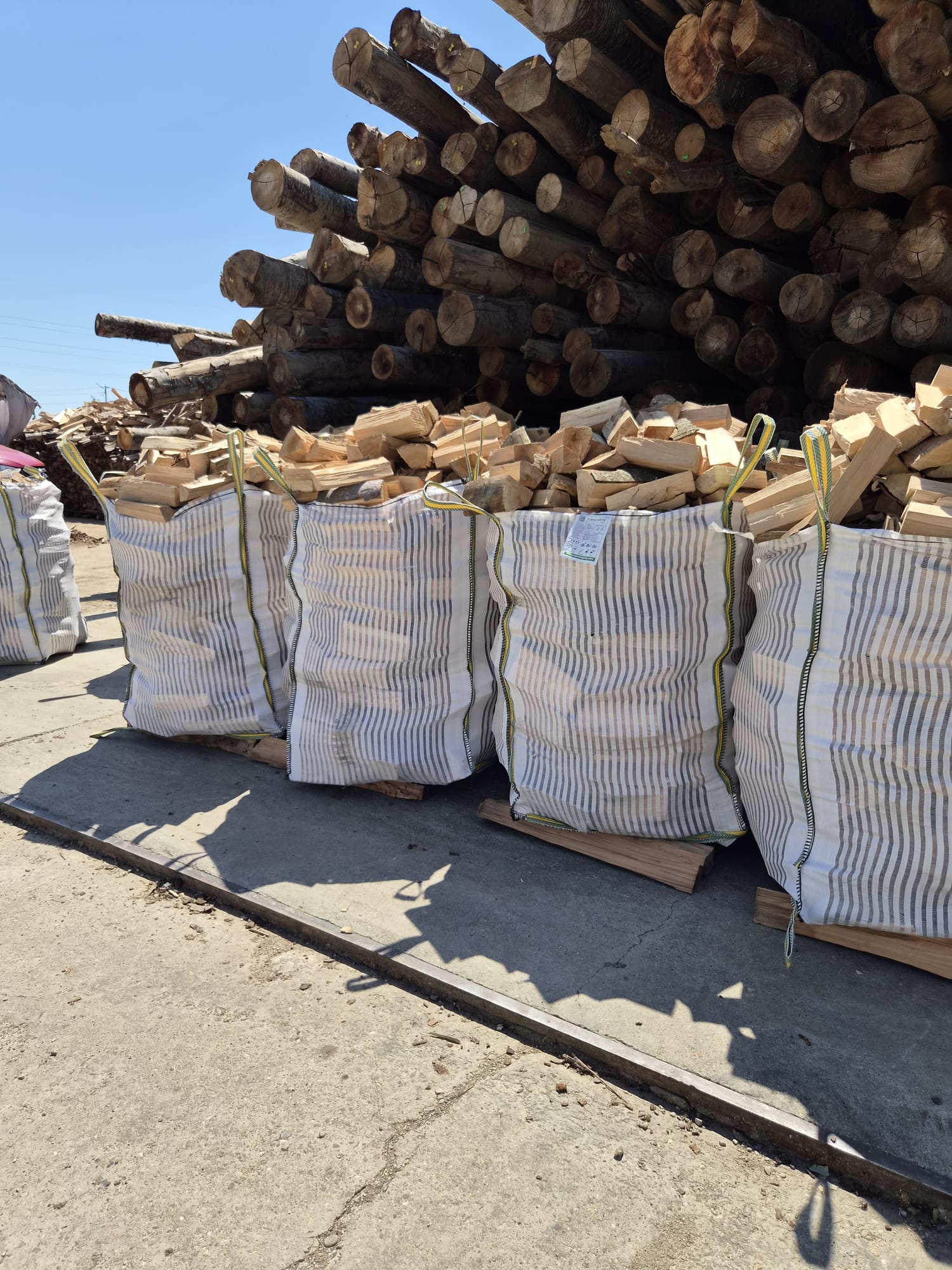 Depozit Oltconfort — big bag-uri și stoc de lemn